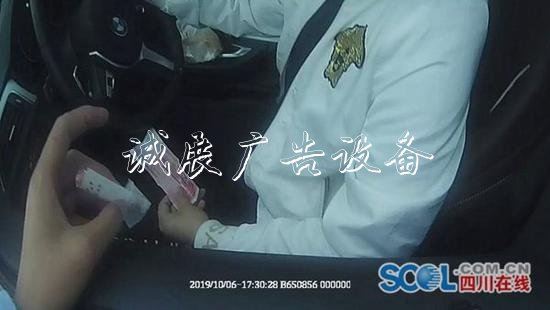 男子在成名高速上驾车时垃圾收集亭毒瘾发作 停应急车道吸毒被查