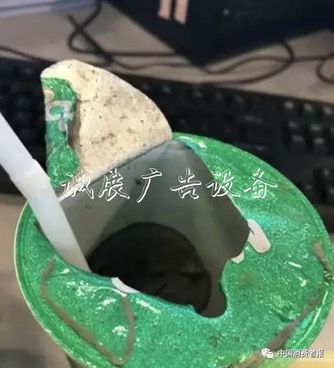 香飘飘再被曝光 杯里广告灯箱“飘”出粘稠霉状异物