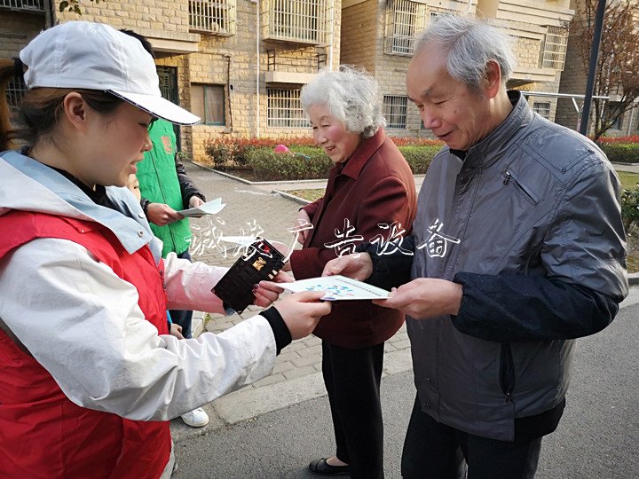 点赞！全家出动督导宣户外滚动灯箱传垃圾分类 美化第二故乡