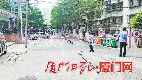 垃圾桶内装有爆炸物？不锈钢宣传栏 厦门警方：系烟花爆竹已处理