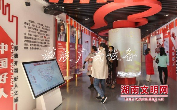 长沙开福区：“中国宣传栏好人”灯箱点亮繁华路段