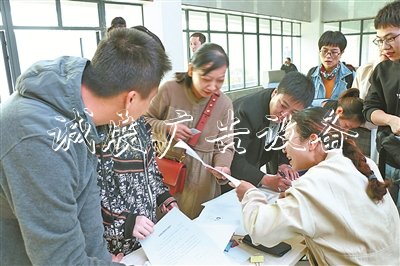 高职扩招催生社会人员路灯灯箱报考热 考生集中在30岁至