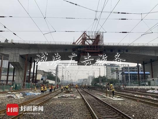 成都火车北站商贸大户外滚动灯箱道跨铁路立交顺利合龙