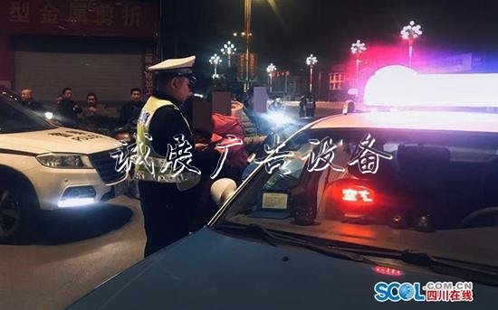 执法有温度 交警深夜自不锈钢宣传栏费打的送违法司机和家人回家