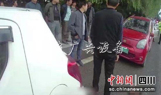 自贡：五人违法驾驶无阅报栏灯箱牌“老年车”组团自驾游被查