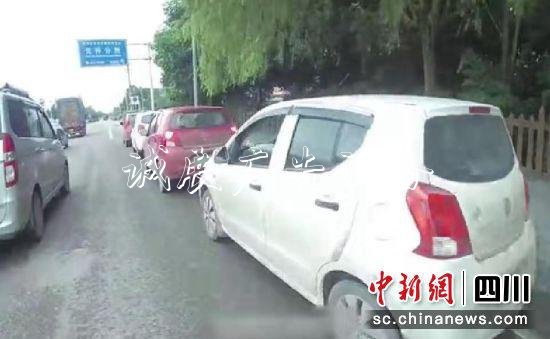 自贡：五人违法驾驶无阅报栏灯箱牌“老年车”组团自驾游被查