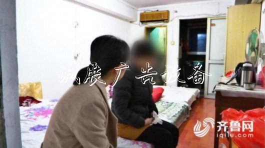 （庄女士的临时住处，三张床铺，一张桌子、一个衣柜、一张椅子基本占满了房间）