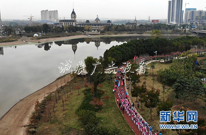 3000余名户外徒步爱好阅报栏灯箱者齐聚武汉体验运动之乐