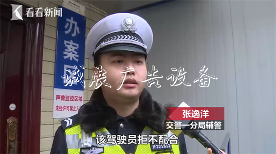 司机伪造号牌被查 逃户外滚动灯箱逸时对辅警做出疯狂举动