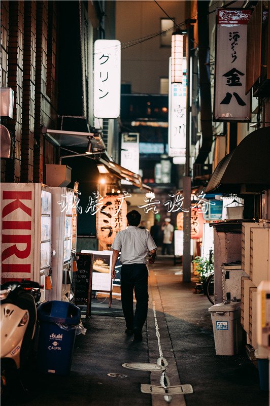 夜幕下的路牌活力东京