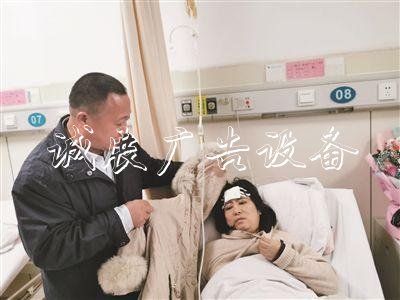 1米8高路牌砸下女老师社区宣传栏迎上去：因为身后有一群孩