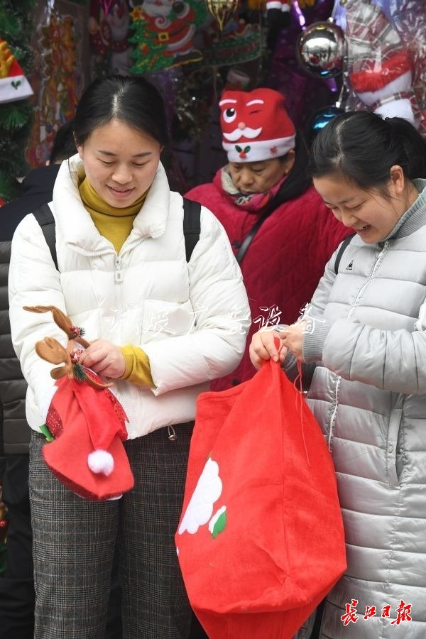 元旦临近，节日太阳能垃圾桶饰品很“红火”