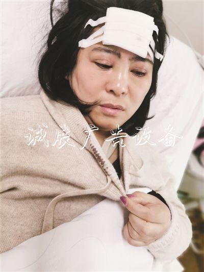 1米8高路牌砸下 女老师宣传栏迎上去：因为身后有一群