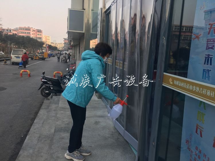 历下：她加班到体力透支社区宣传栏 坚持在基层疫情防控一线的社区书记