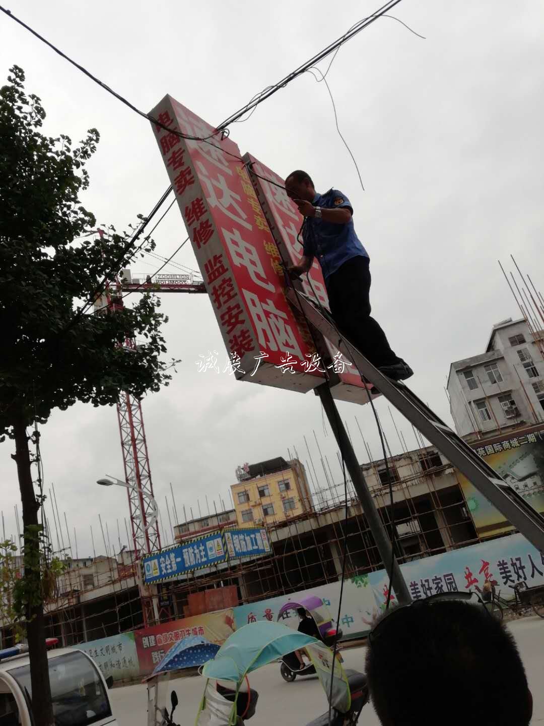 通城县城市管理执法局集中社区宣传栏整治户外广告 塑造美好城市容貌