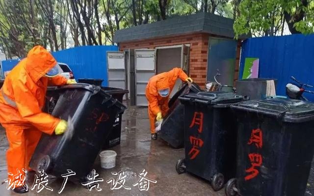 【上观新闻】就地取材，宝山区这群环卫工“借”雨水冲刷垃圾箱房，节水又环保