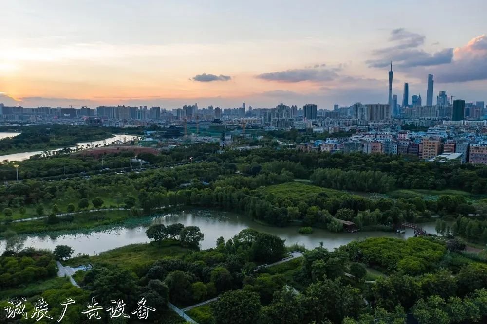 霓虹璀璨的不夜城里，太阳能垃圾桶让我们一起守护这片黑暗