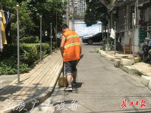 像抹家具一样抹垃圾箱宣传栏灯箱，他们挥汗如雨让这座城