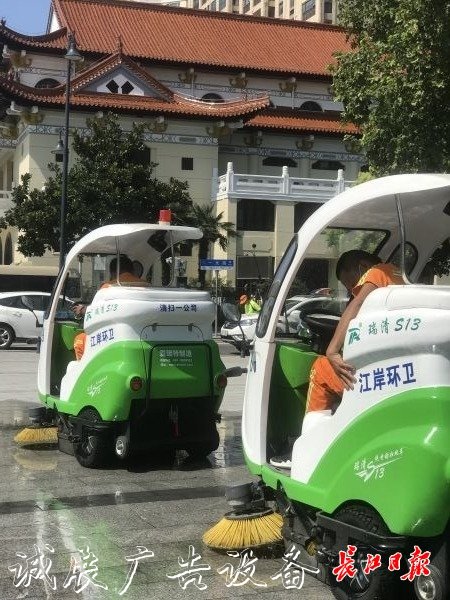 像抹家具一样抹垃圾箱宣传栏灯箱，他们挥汗如雨让这座城