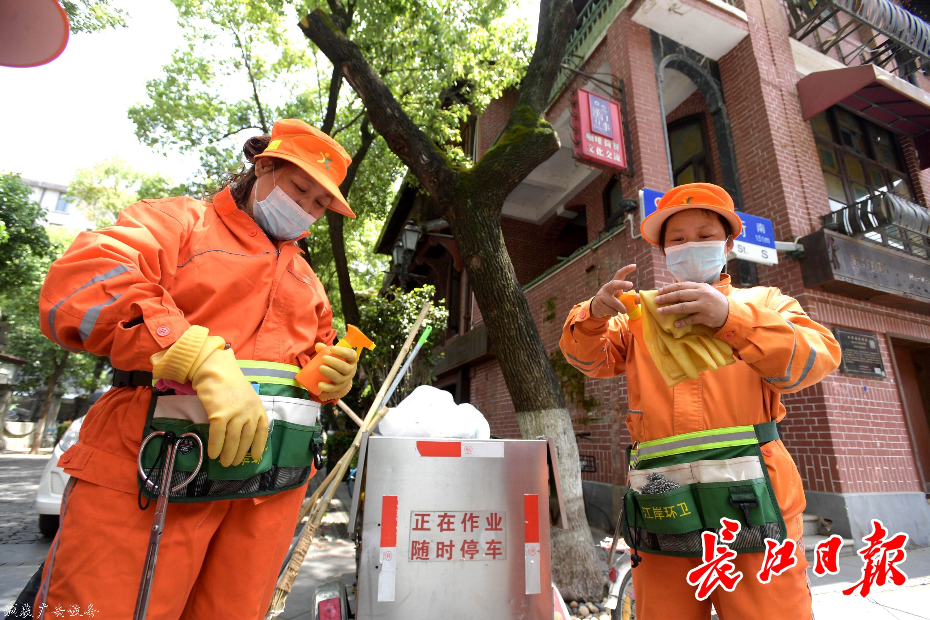 黎黄陂路环境好获游客太阳能垃圾桶点赞，原来环卫师傅们有