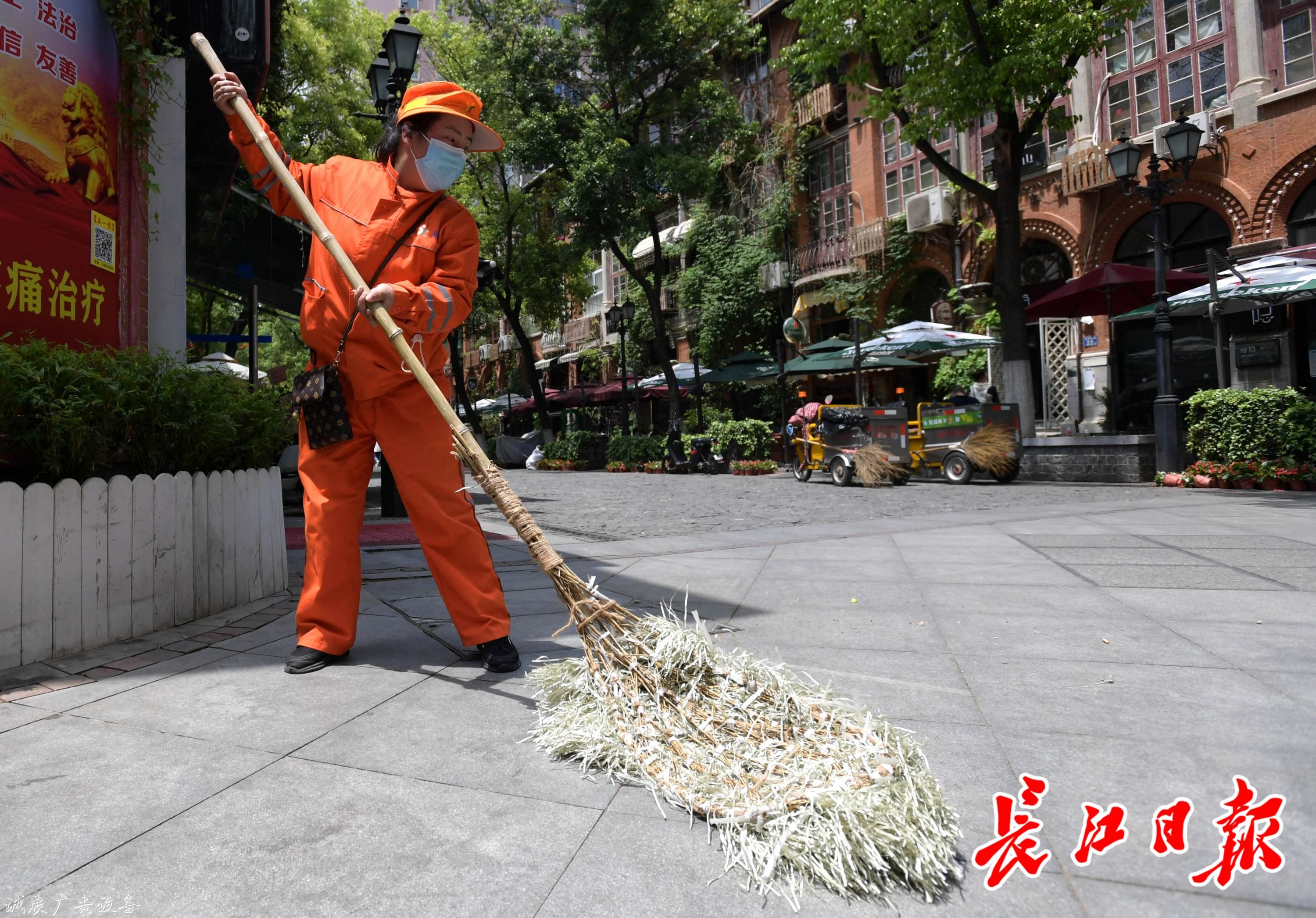 黎黄陂路环境好获游客太阳能垃圾桶点赞，原来环卫师傅们有