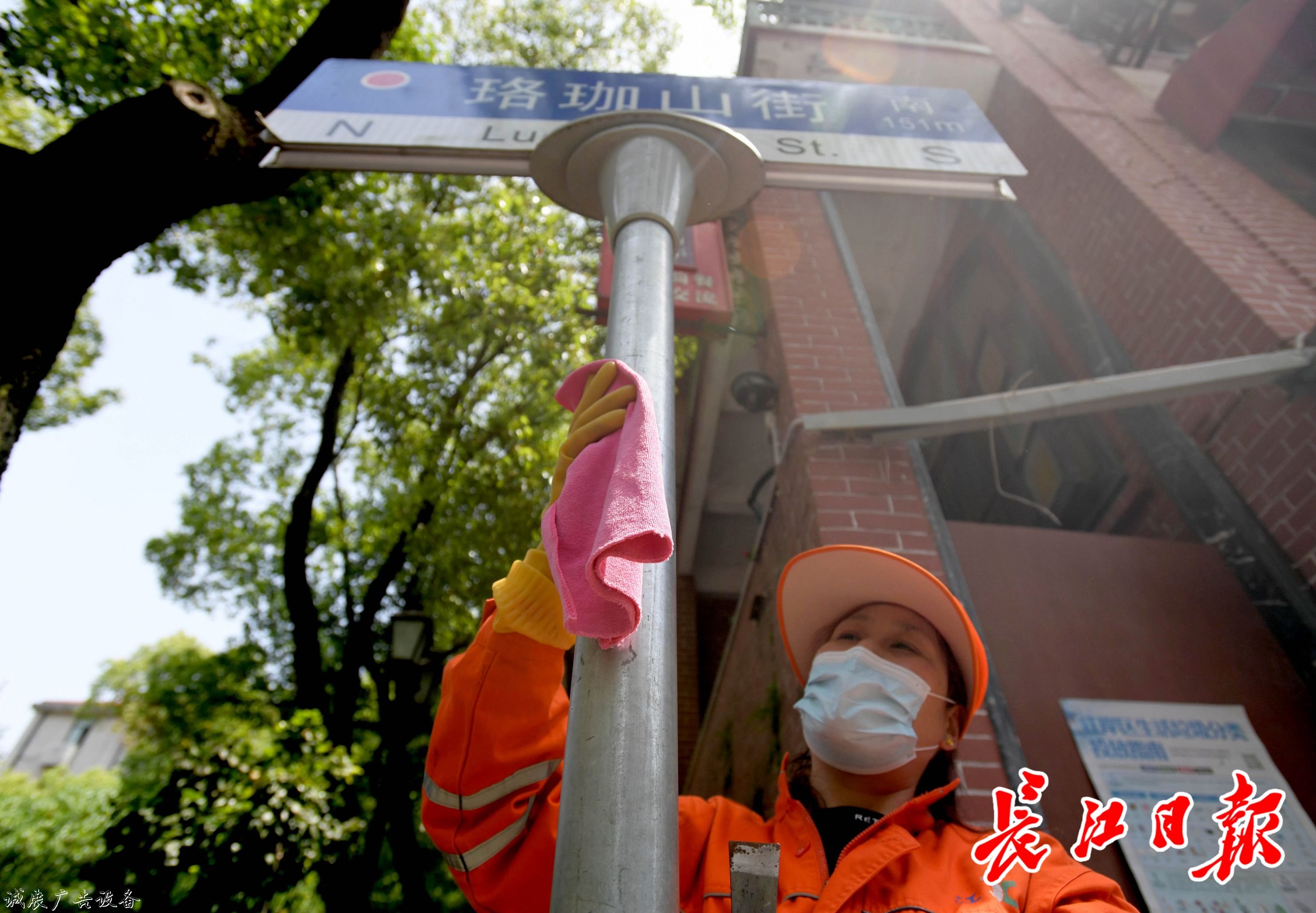 黎黄陂路环境好获游客太阳能垃圾桶点赞，原来环卫师傅们有