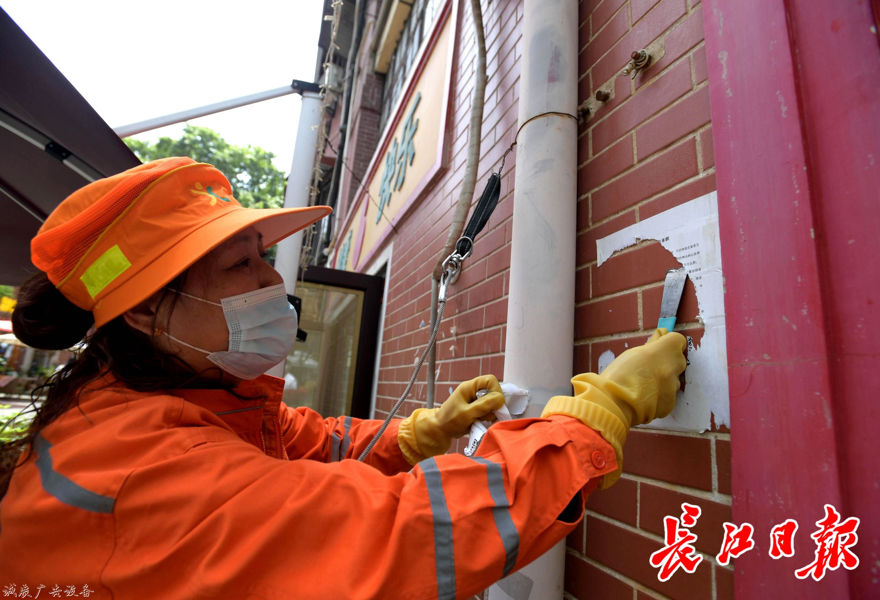 黎黄陂路环境好获游客太阳能垃圾桶点赞，原来环卫师傅们有